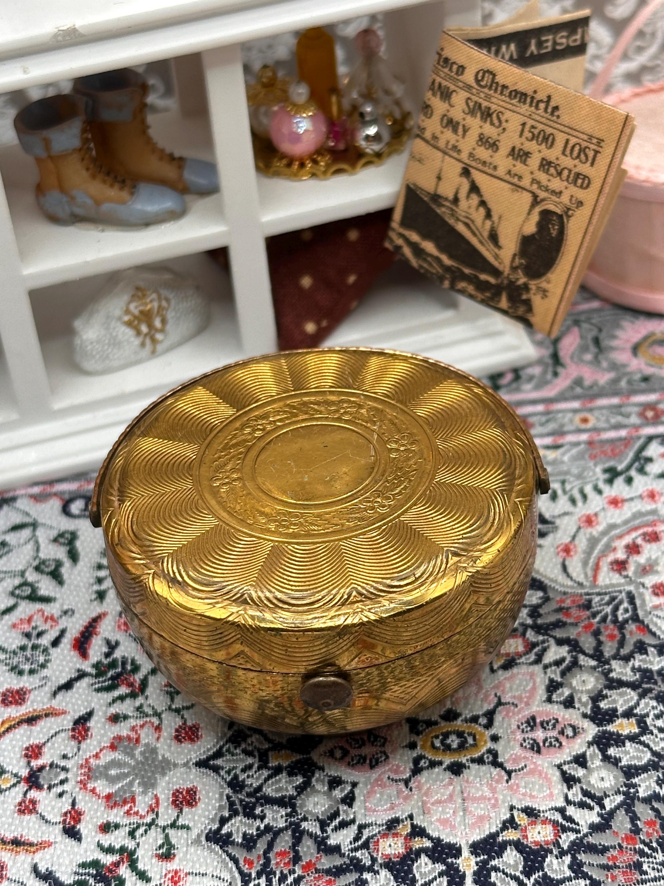 Vintage Kigu Bouquet Basket Powder Compact Gold Tone Carry Handle 5.5cm
