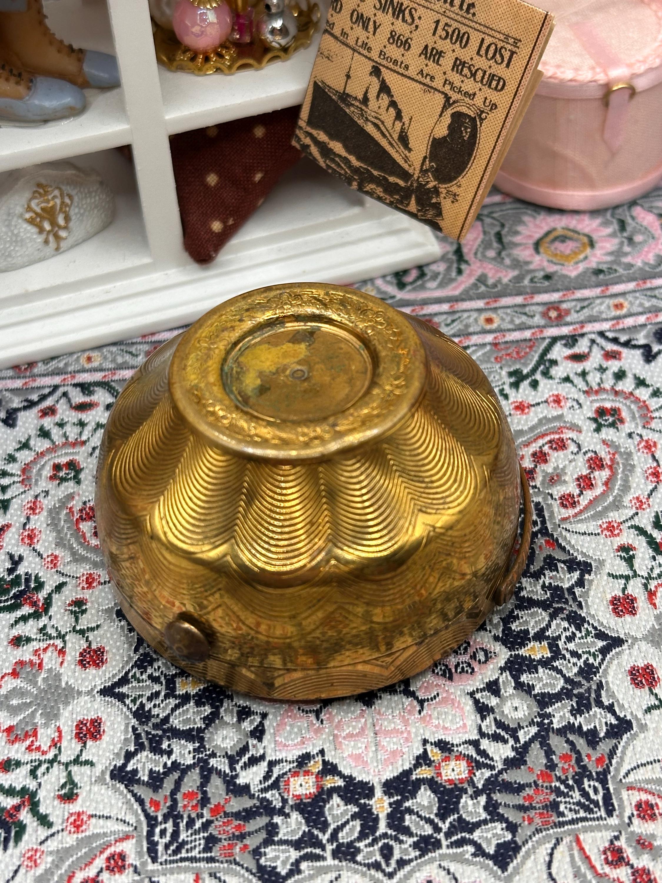 Vintage Kigu Bouquet Basket Powder Compact Gold Tone Carry Handle 5.5cm