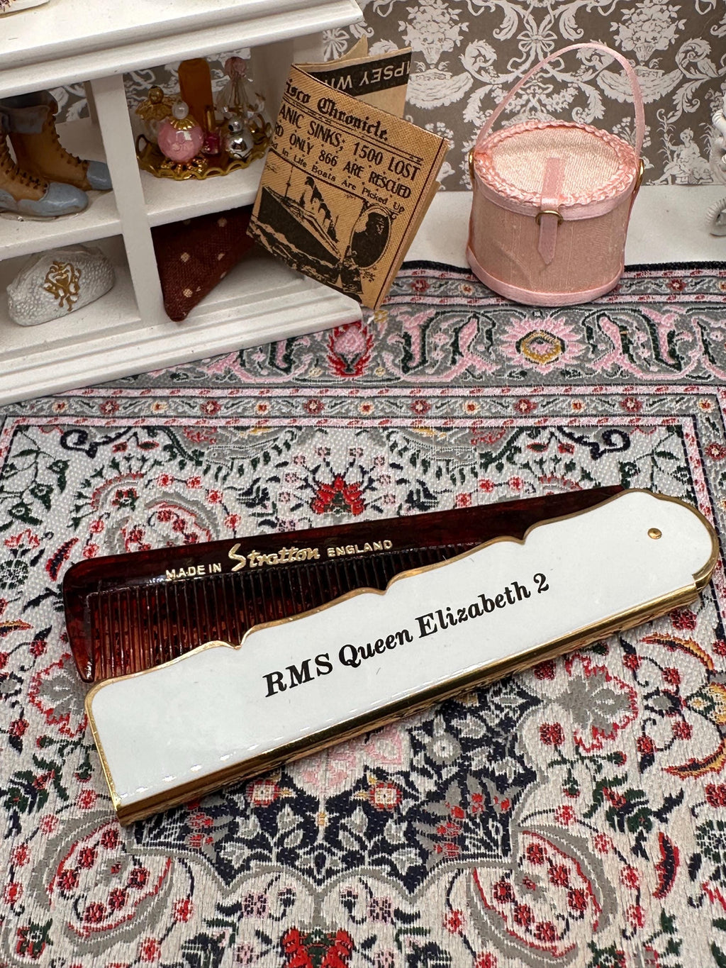 Stratton Folding Comb Queen Elizabeth 2 Souvenir, Gold Tone Engine Turned (10.5cm)