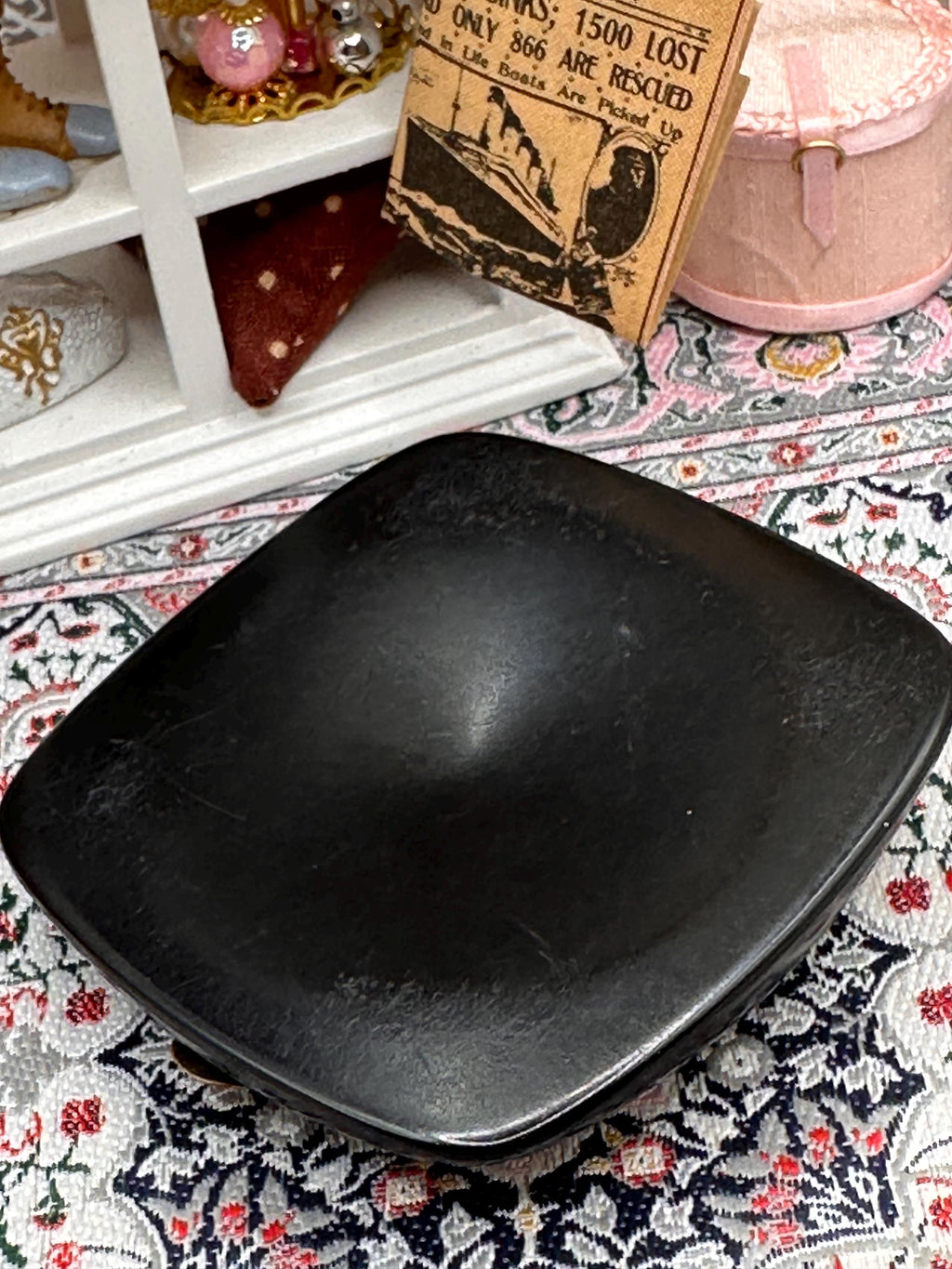 Vintage Black Moulded Plastic (Bakelite) Powder Compact with Gold Floral Button 6.5cm