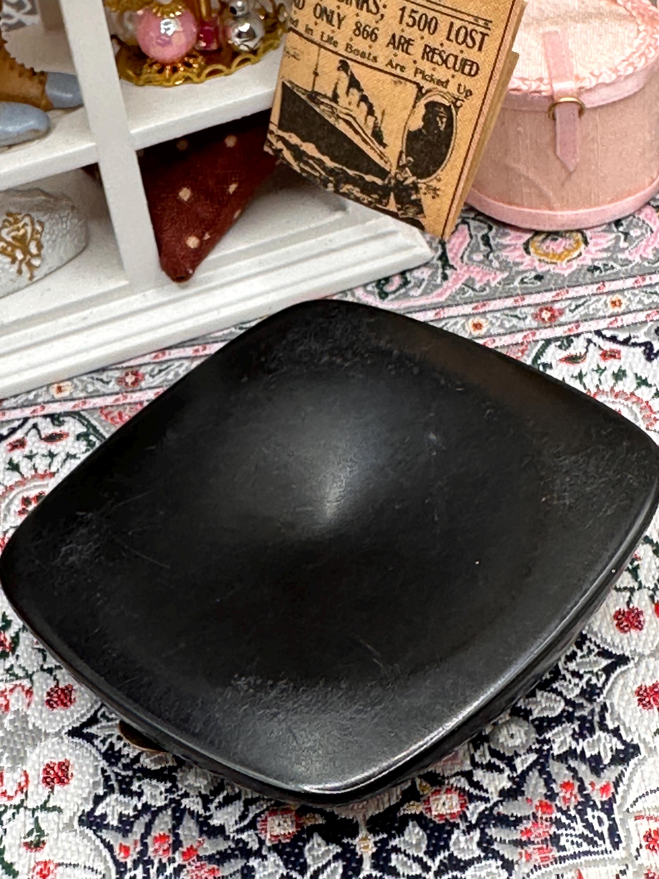 Vintage Black Moulded Plastic (Bakelite) Powder Compact with Gold Floral Button 6.5cm
