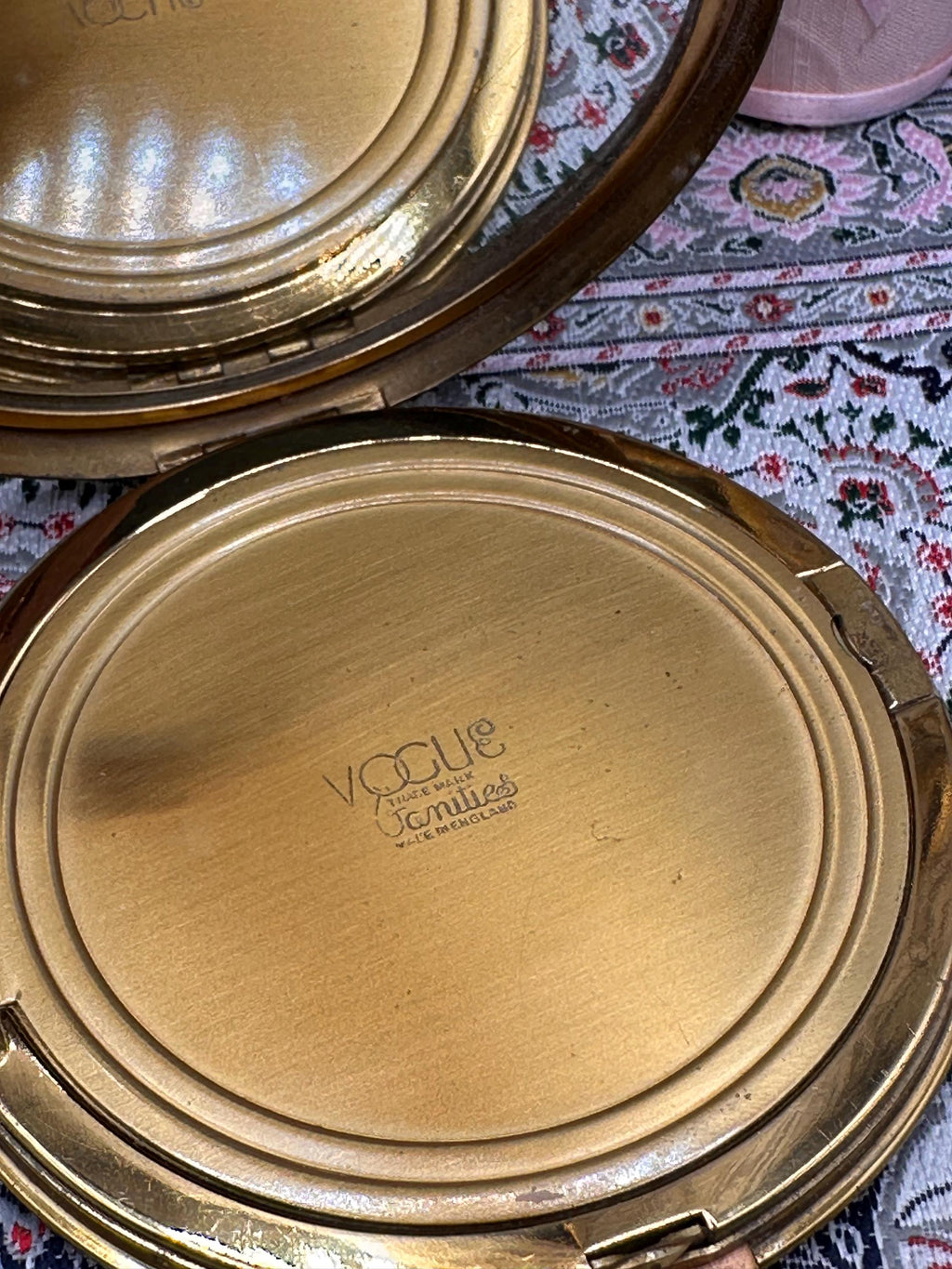 Vintage Vogue Vanities “Persian Legend” Powder Compact c.1940s Gilt Brass Dragon Scene