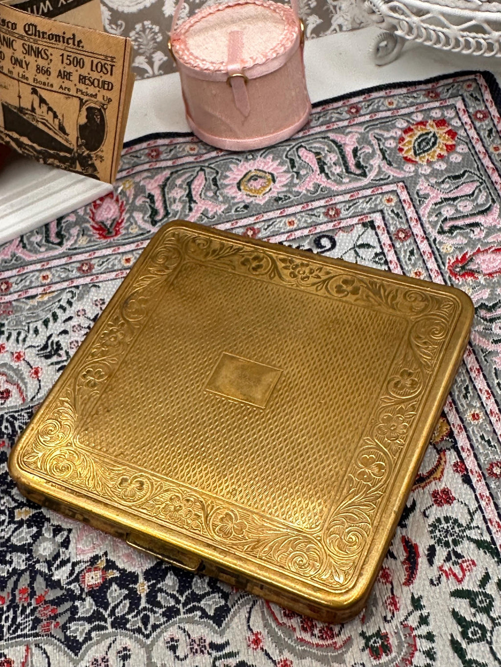 Vintage Kigu Powder Compact: 1950s Gold Tone Engine Turned Floral Border Made England
