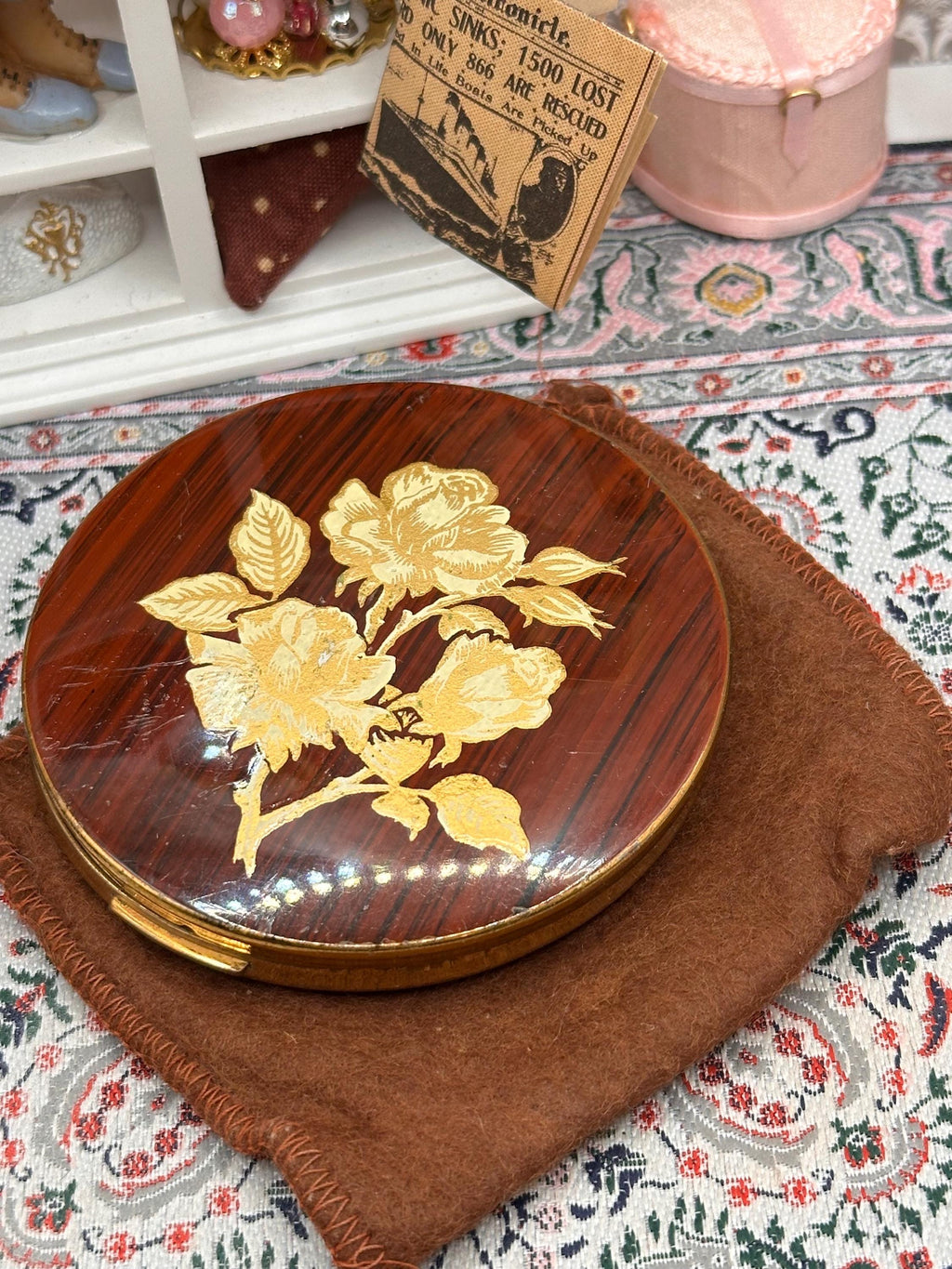 Vintage 1950s Powder Compact – Tortoiseshell Wood Effect Gold Floral Lid, Made England (7cm)