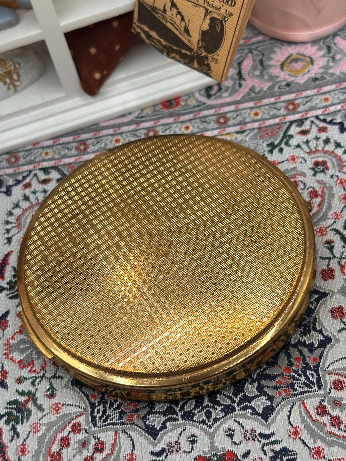 Vintage 1950s Powder Compact – Tortoiseshell Wood Effect Gold Floral Lid, Made England (7cm)