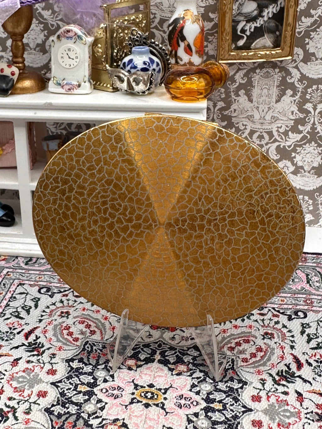 Vintage Butterfly Daisy Powder Compact, Gold Tone Oval Mirror, Mid-Century Design