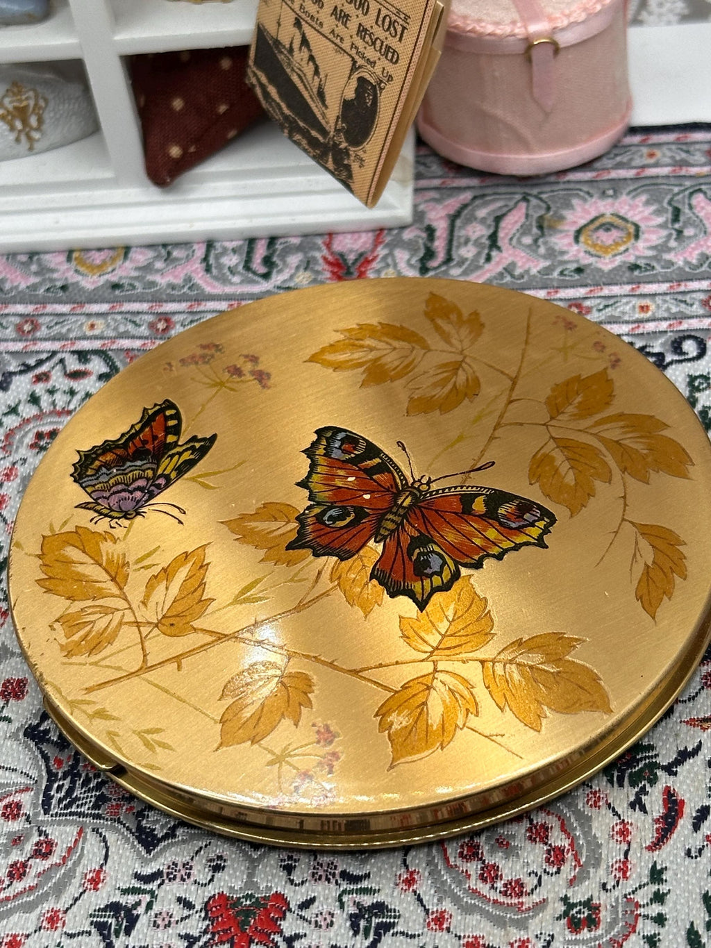 Le Rage Butterfly Powder Compact – 1950s British Gold Tone Autumn Leaf Design (with Pouch)