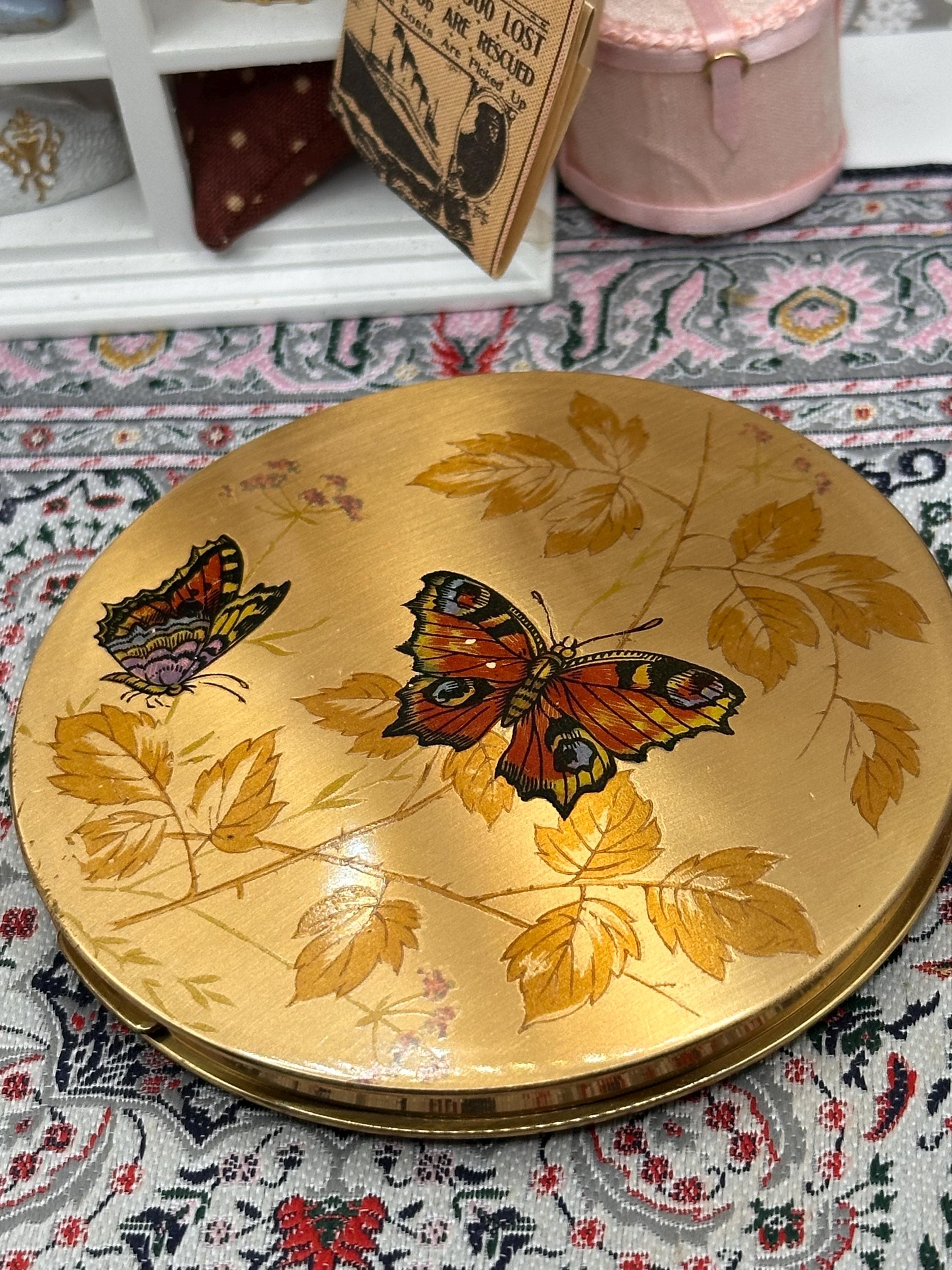 Le Rage Butterfly Powder Compact – 1950s British Gold Tone Autumn Leaf Design (with Pouch)