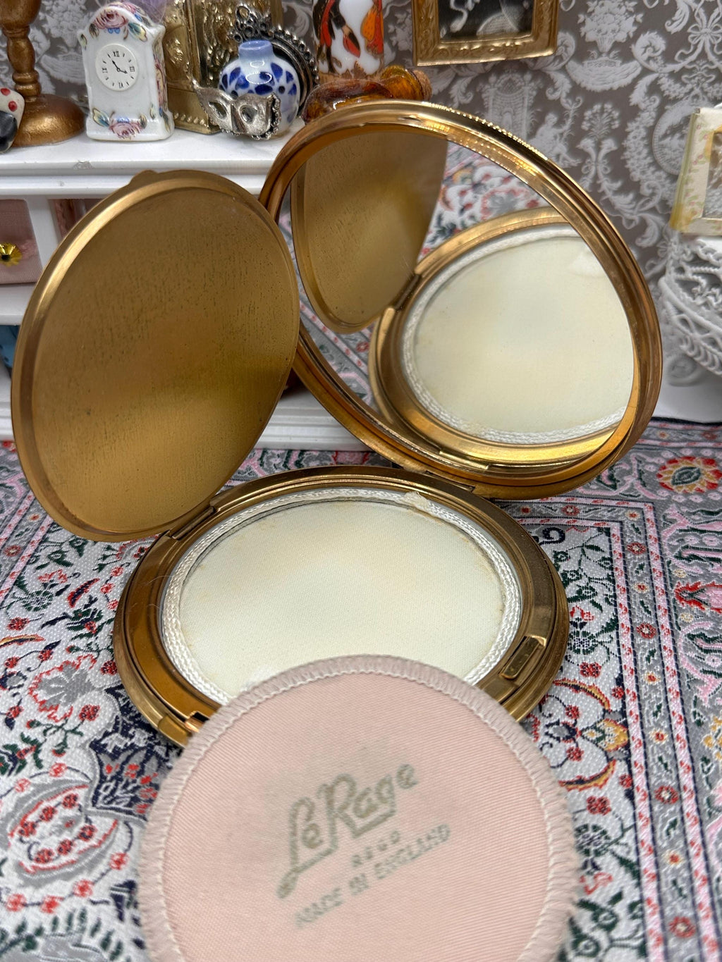 Le Rage Butterfly Powder Compact – 1950s British Gold Tone Autumn Leaf Design (with Pouch)