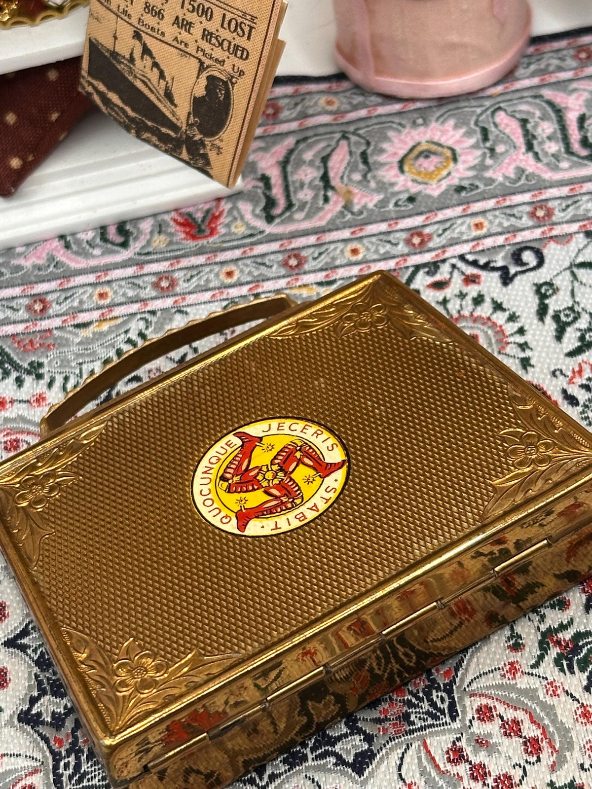 Vintage Mascot Musical Powder Compact – Isle of Man Triskelion Suitcase Vanity Souvenir (1950s)