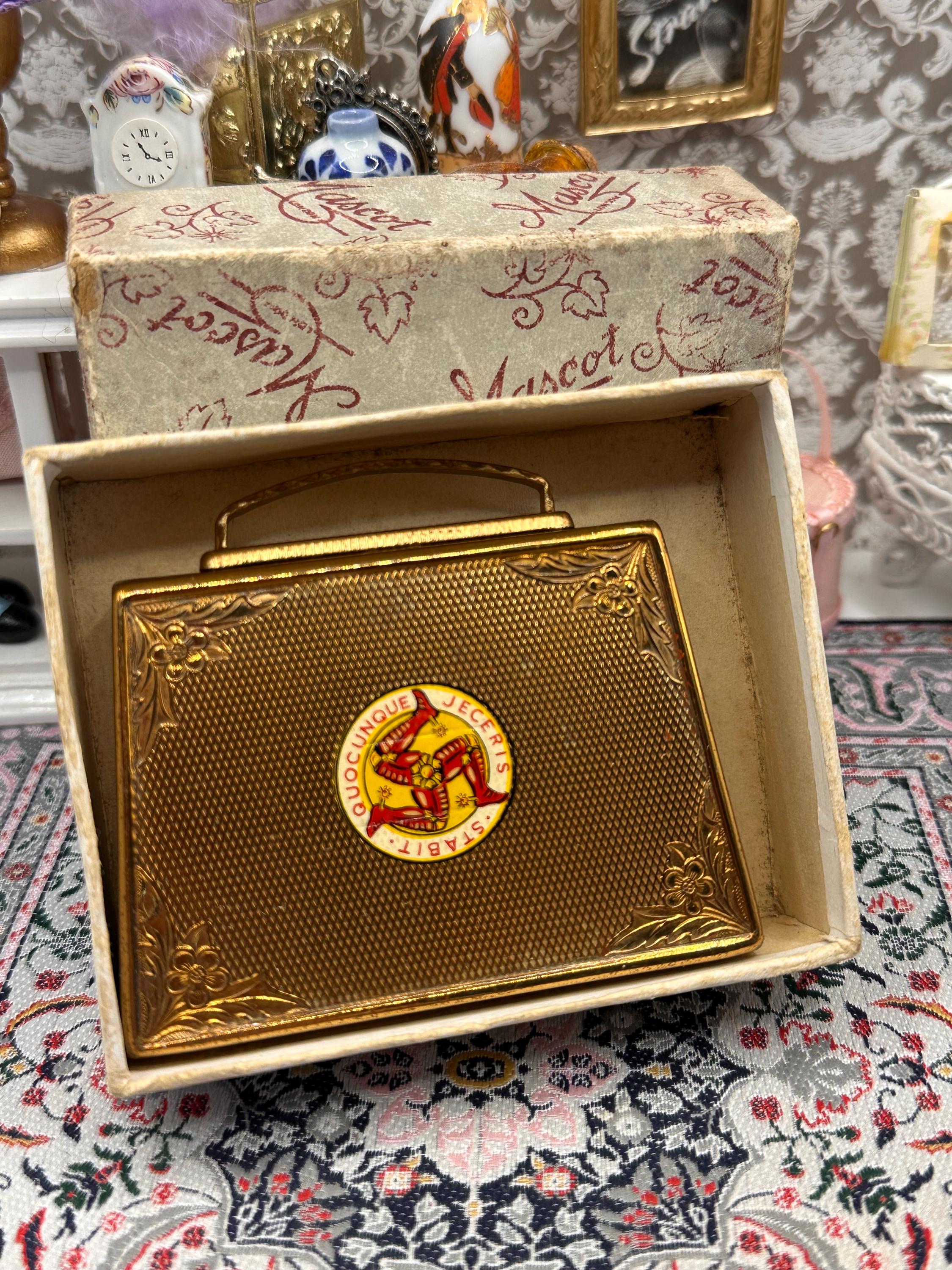 Vintage Mascot Musical Powder Compact – Isle of Man Triskelion Suitcase Vanity Souvenir (1950s)