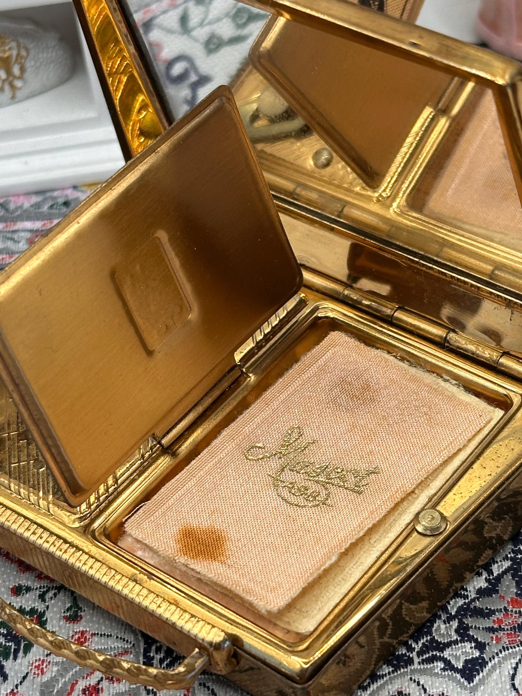 Vintage Mascot Musical Powder Compact – Isle of Man Triskelion Suitcase Vanity Souvenir (1950s)