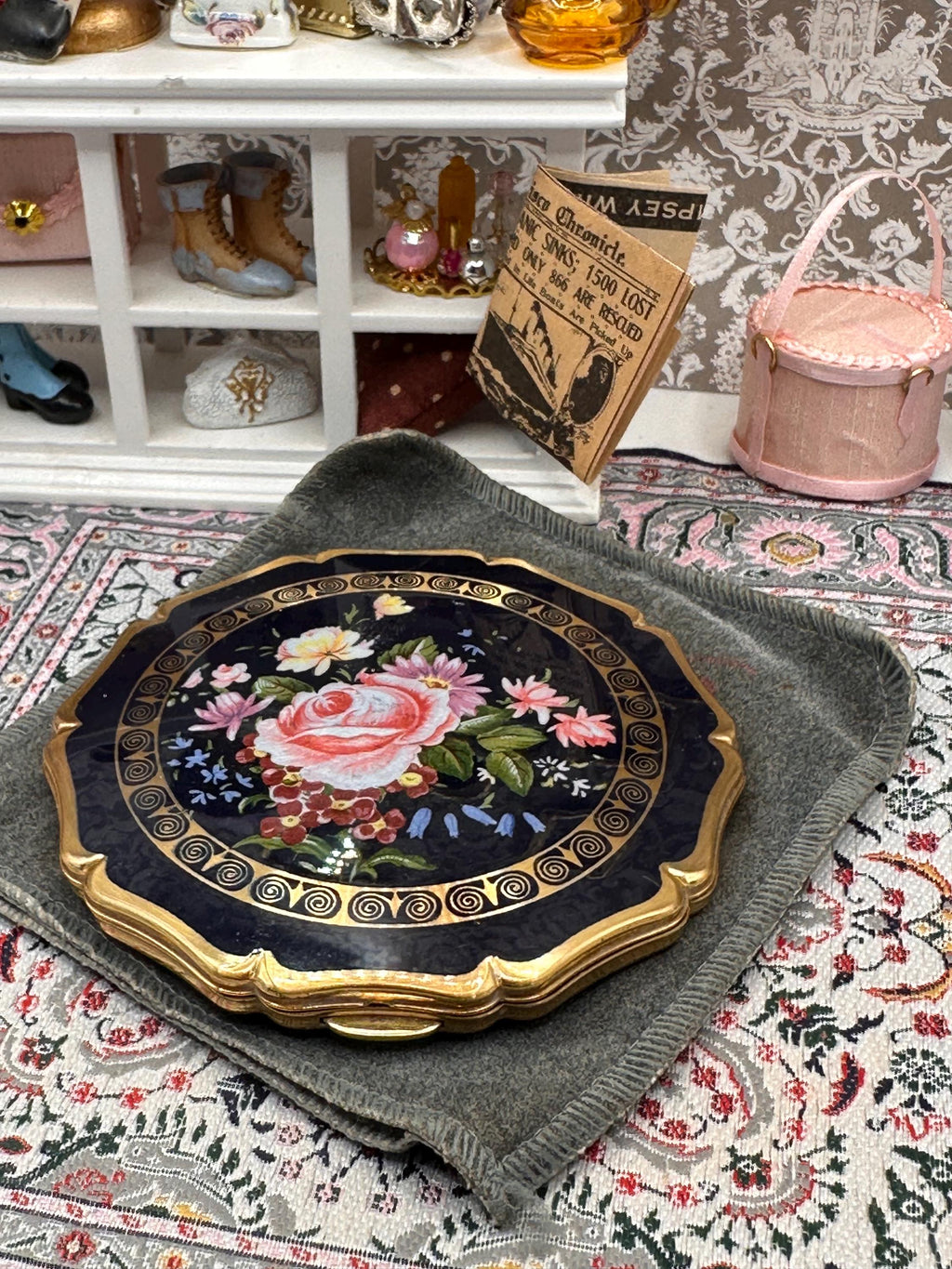 Vintage Stratton Powder Compact – Navy Floral Enamel, Gold Scroll, 1950s/60s British Pouch
