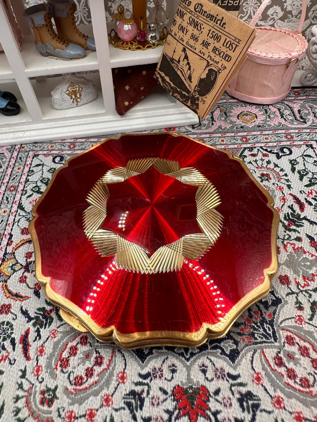 Vintage Stratton Powder Compact – Red Sunburst Enamel Star Design – Gold Tone Scalloped Compact 8.5cm