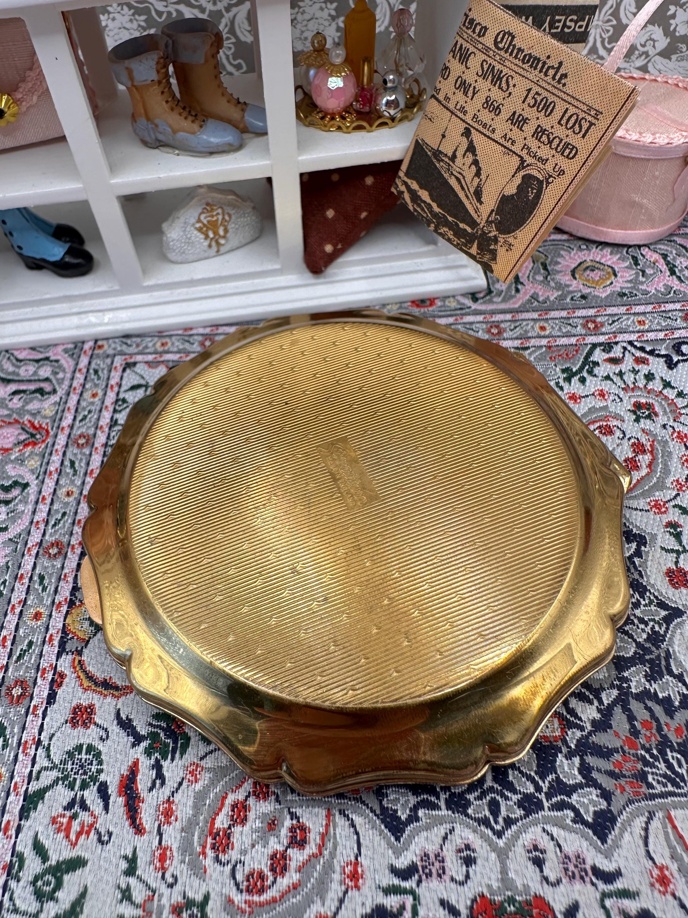 Vintage Stratton Powder Compact – Red Sunburst Enamel Star Design – Gold Tone Scalloped Compact 8.5cm