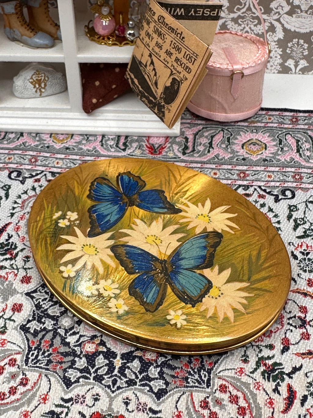 Vintage Butterfly Daisy Powder Compact, Gold Tone Oval Mirror, Mid-Century Design