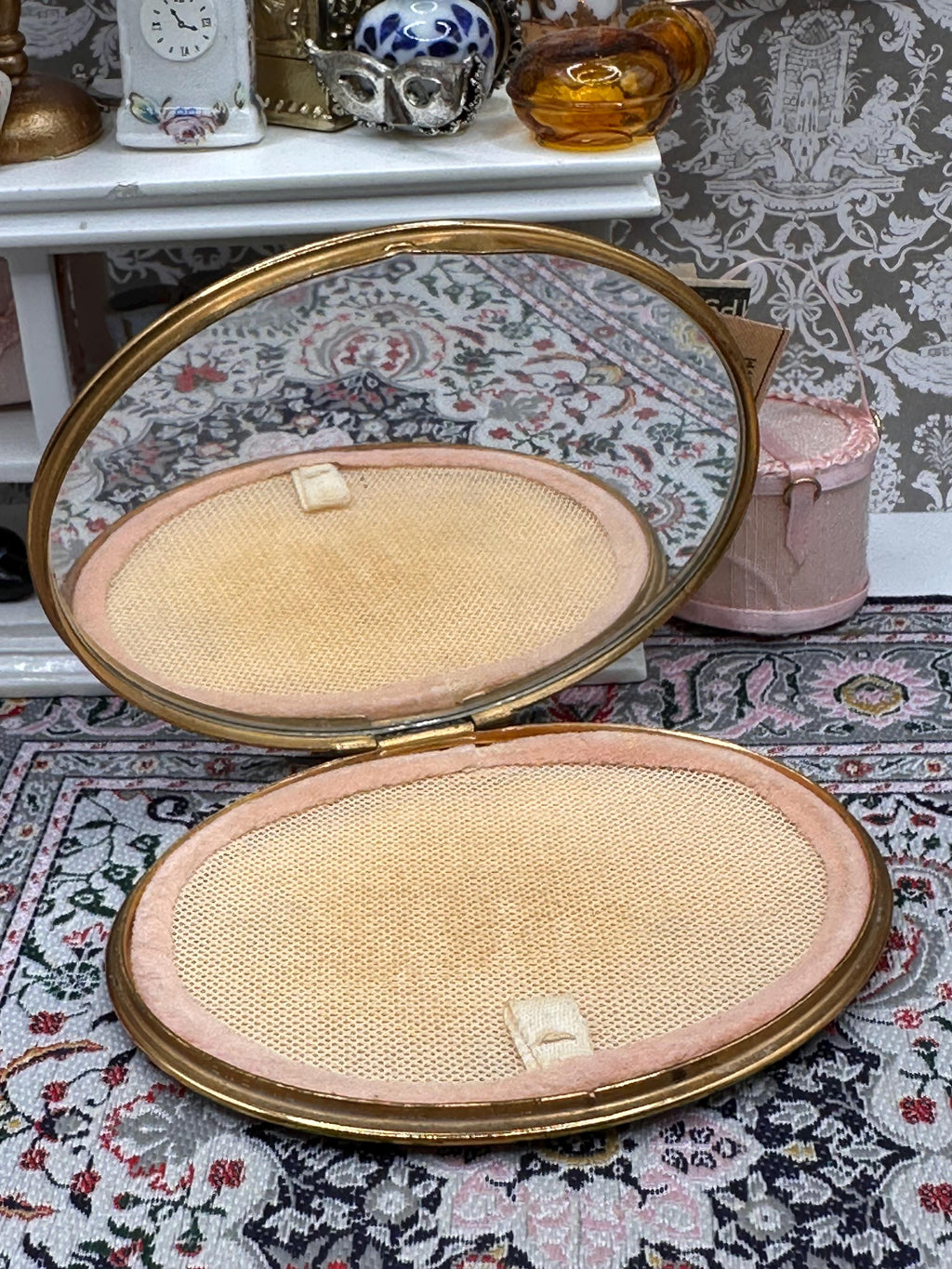 Vintage Butterfly Daisy Powder Compact, Gold Tone Oval Mirror, Mid-Century Design