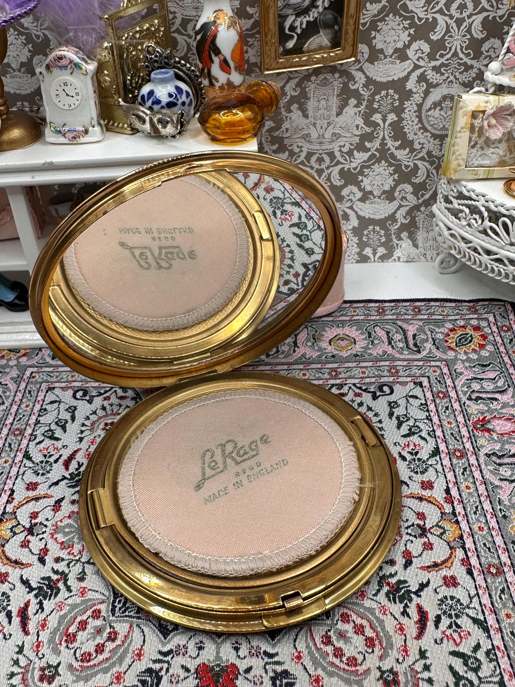 Le Rage Butterfly Powder Compact – 1950s British Gold Tone Autumn Leaf Design (with Pouch)