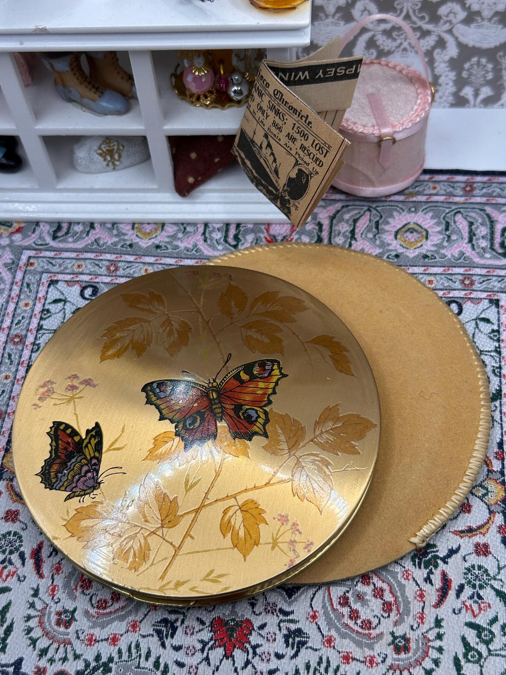Le Rage Butterfly Powder Compact – 1950s British Gold Tone Autumn Leaf Design (with Pouch)