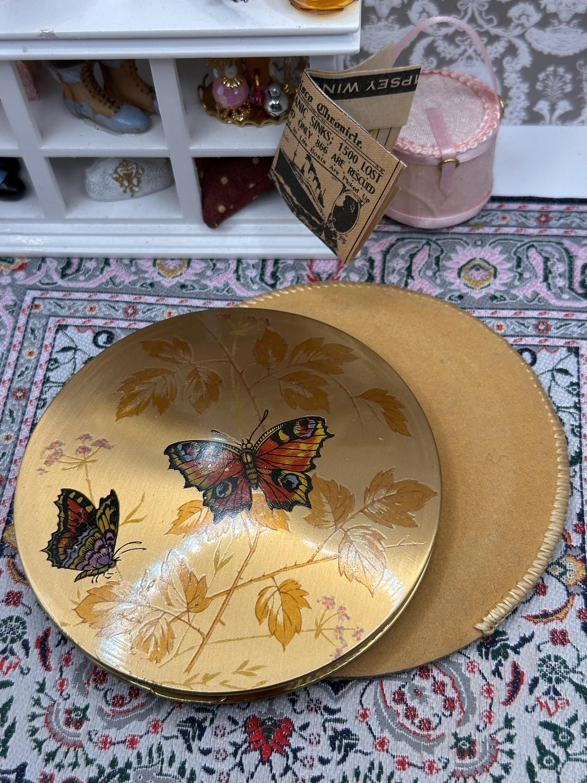 Le Rage Butterfly Powder Compact – 1950s British Gold Tone Autumn Leaf Design (with Pouch)