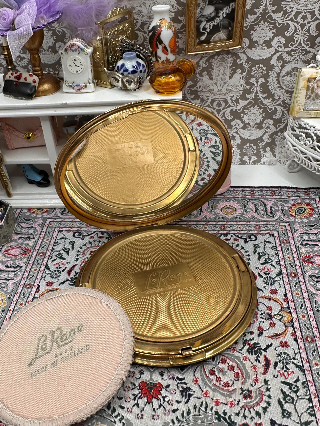 Le Rage Butterfly Powder Compact – 1950s British Gold Tone Autumn Leaf Design (with Pouch)