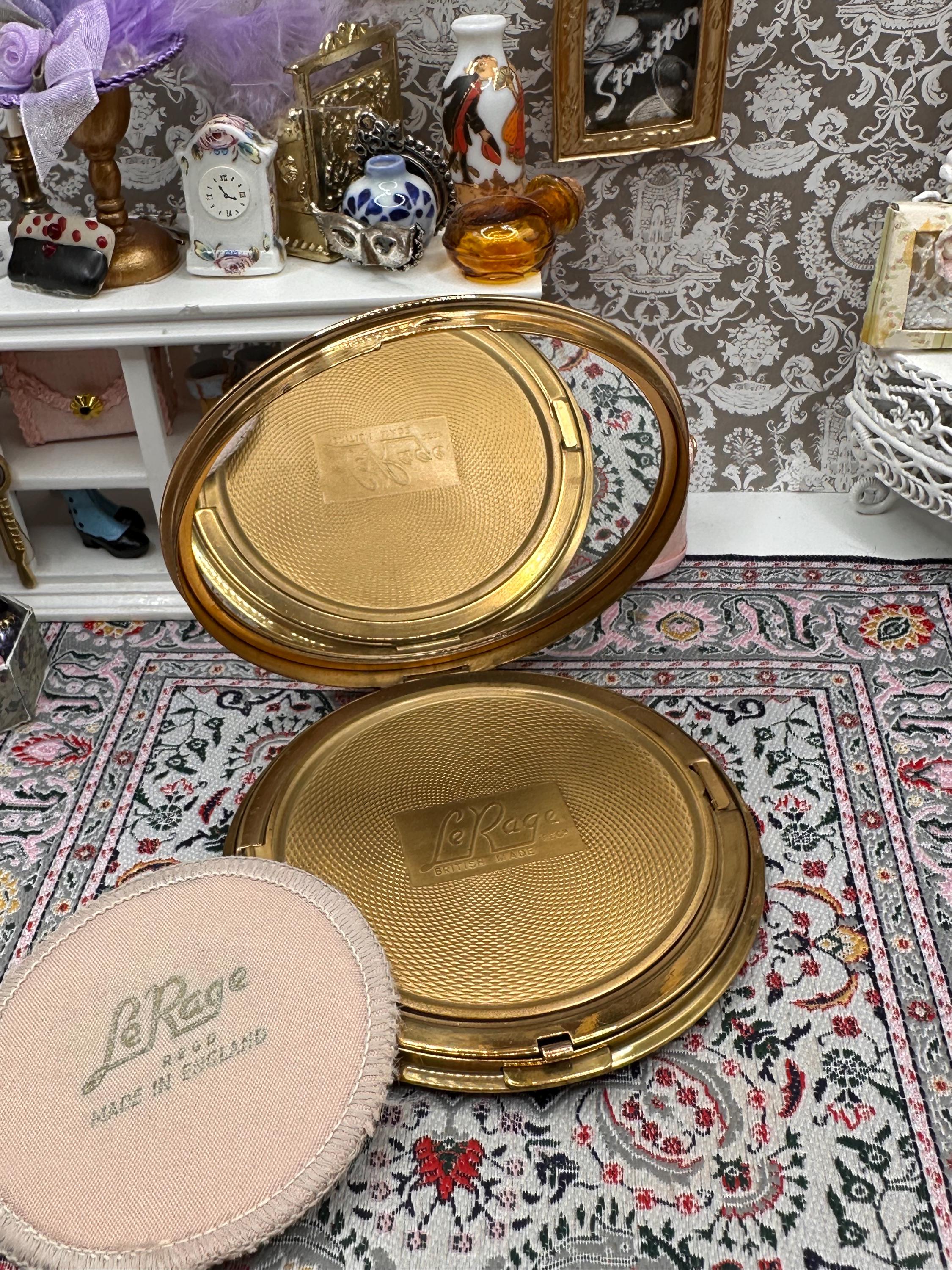 Le Rage Butterfly Powder Compact – 1950s British Gold Tone Autumn Leaf Design (with Pouch)