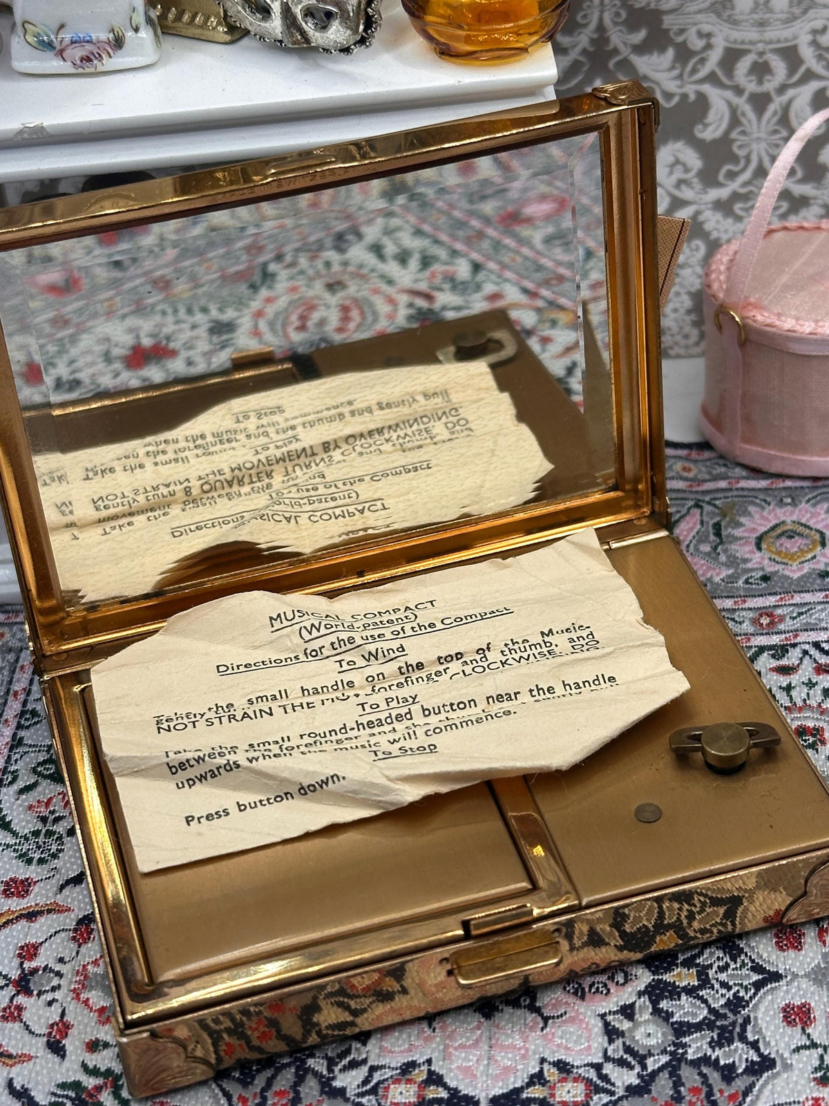 Vintage Musical Powder Compact – Black Enamel Guitar, Mother of Pearl Inlay – 1950s Vanity Case