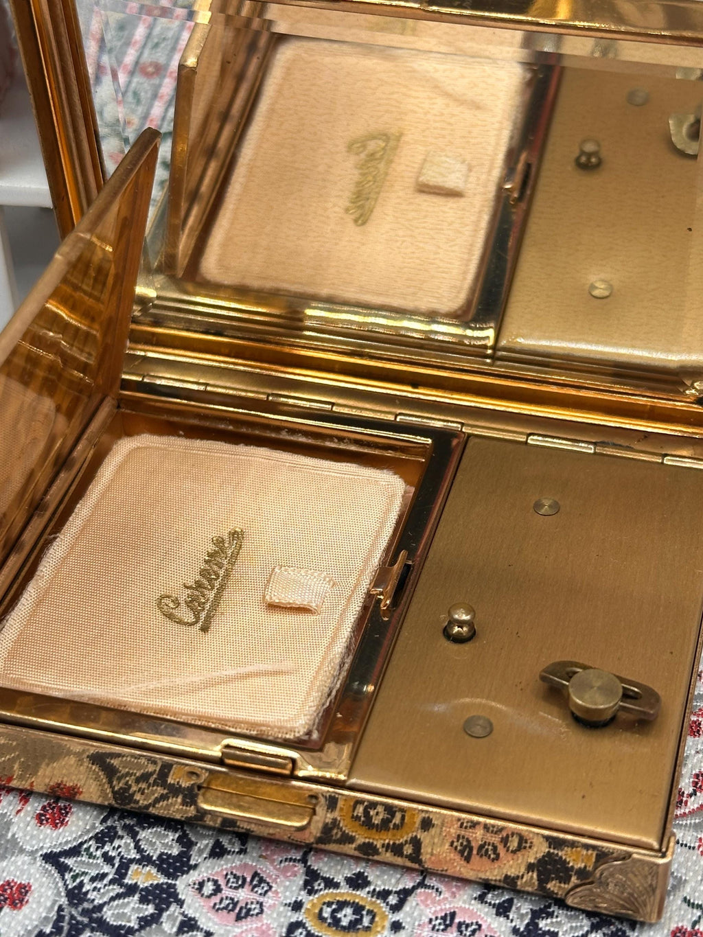Vintage Musical Powder Compact – Black Enamel Guitar, Mother of Pearl Inlay – 1950s Vanity Case
