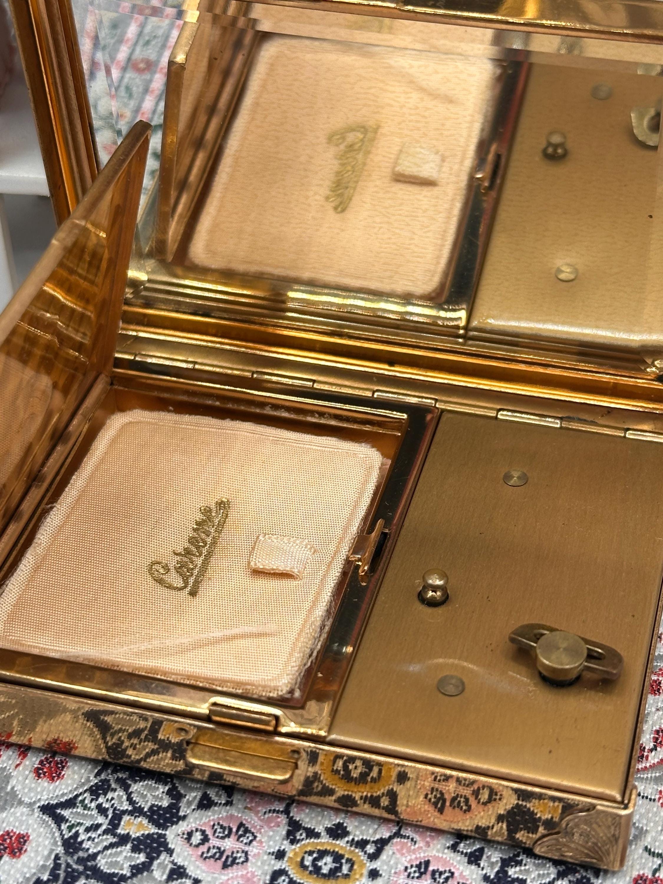 Vintage Musical Powder Compact – Black Enamel Guitar, Mother of Pearl Inlay – 1950s Vanity Case