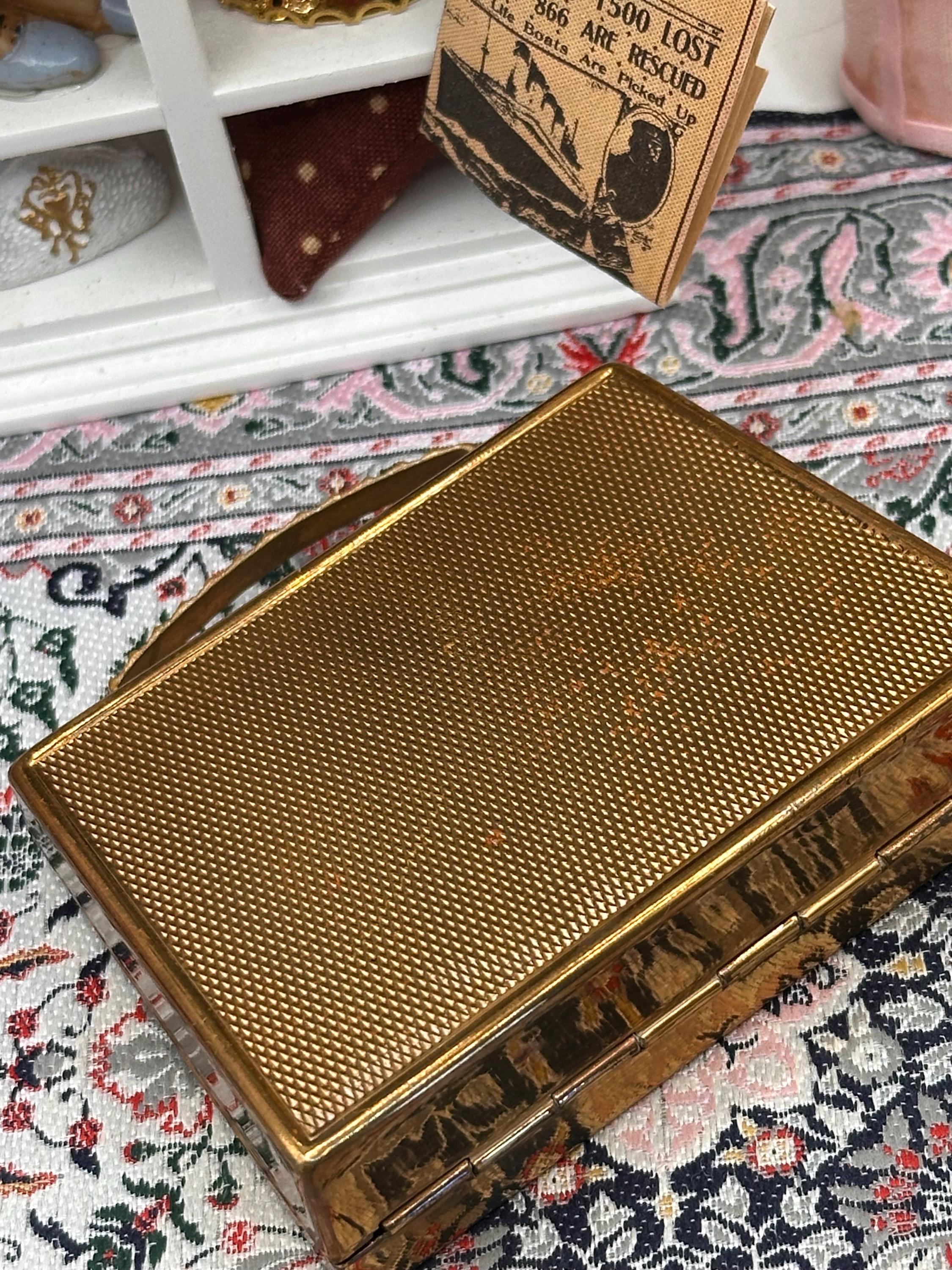 Vintage Mascot Musical Powder Compact – Isle of Man Triskelion Suitcase Vanity Souvenir (1950s)