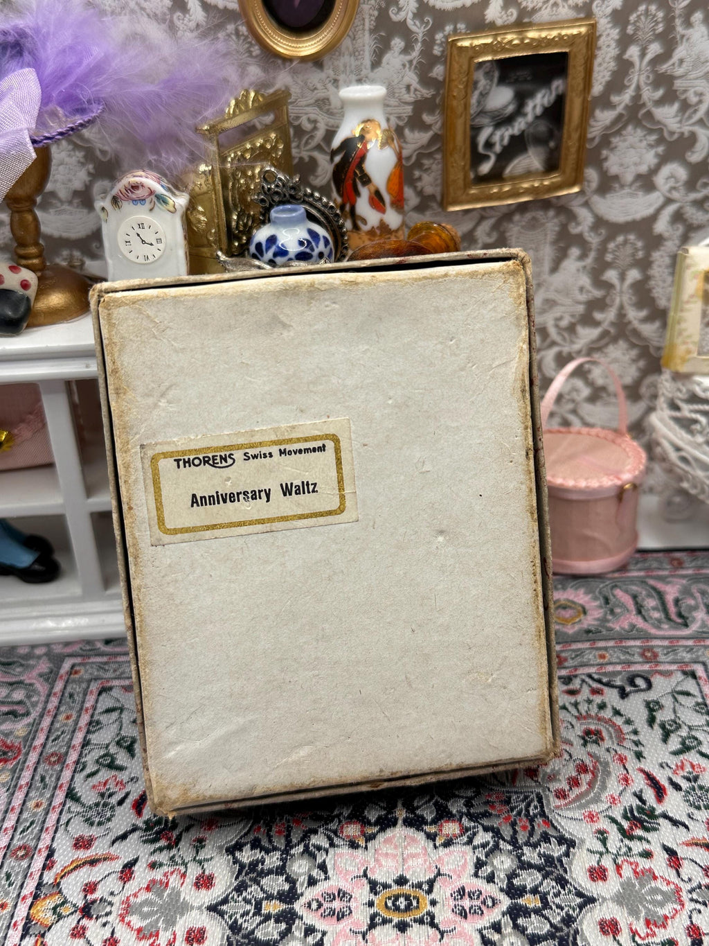 Vintage Mascot Musical Powder Compact – Isle of Man Triskelion Suitcase Vanity Souvenir (1950s)