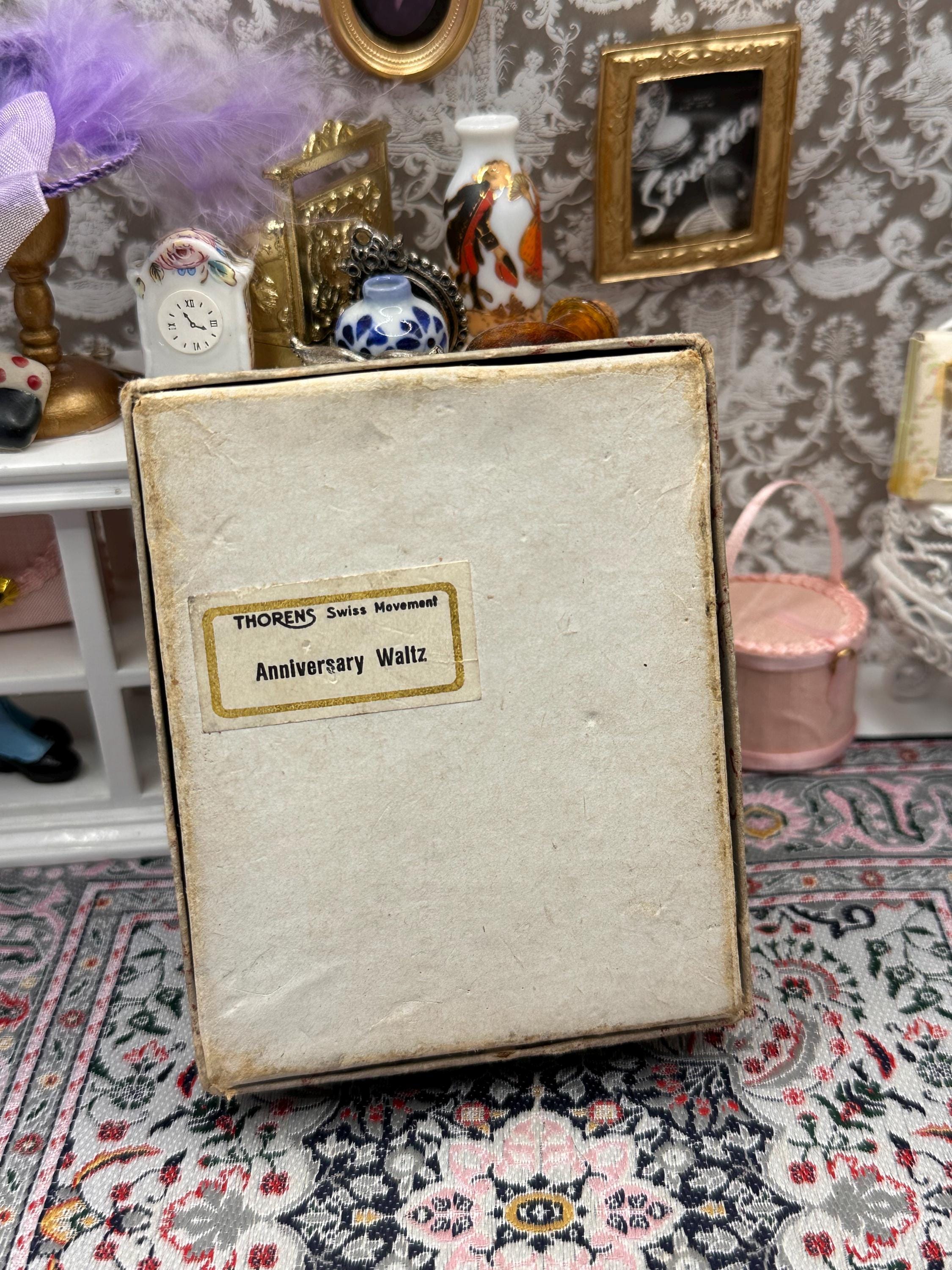 Vintage Mascot Musical Powder Compact – Isle of Man Triskelion Suitcase Vanity Souvenir (1950s)