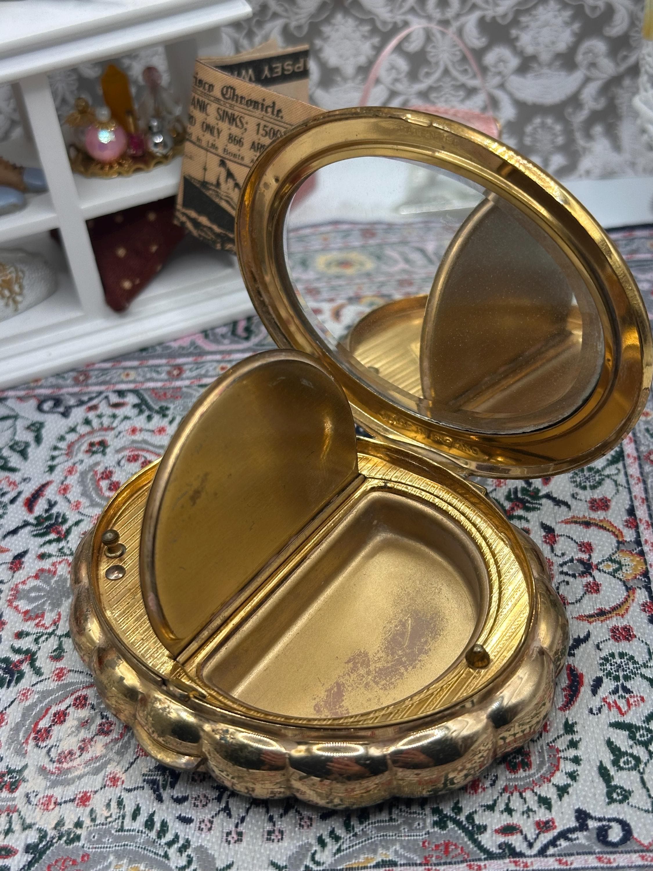 Vintage Kigu Musical Powder Compact – Romantic Courting Scene Enamel Compact – Gold Tone Vanity Compact – Working Musical Compact – 1950s
