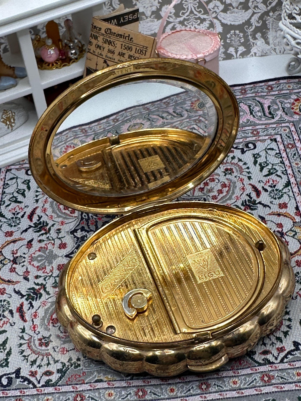 Vintage Kigu Musical Powder Compact – Romantic Courting Scene Enamel Compact – Gold Tone Vanity Compact – Working Musical Compact – 1950s