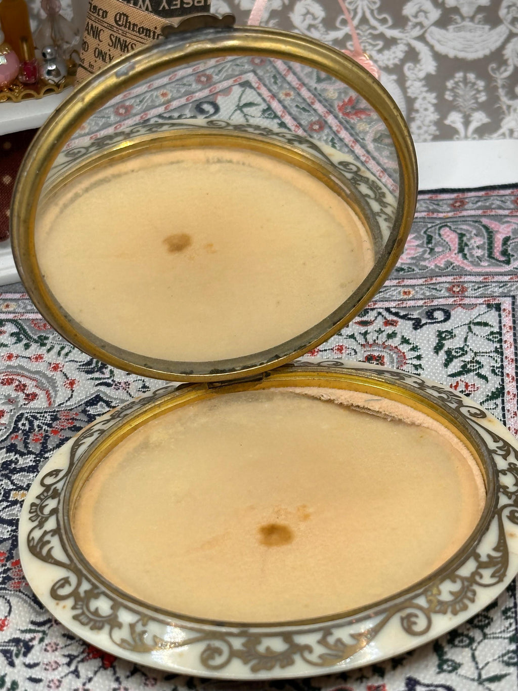 Vintage Celluloid Powder Compact Romantic Courting Scene Compact Mirror Vanity Compact 8.5cm