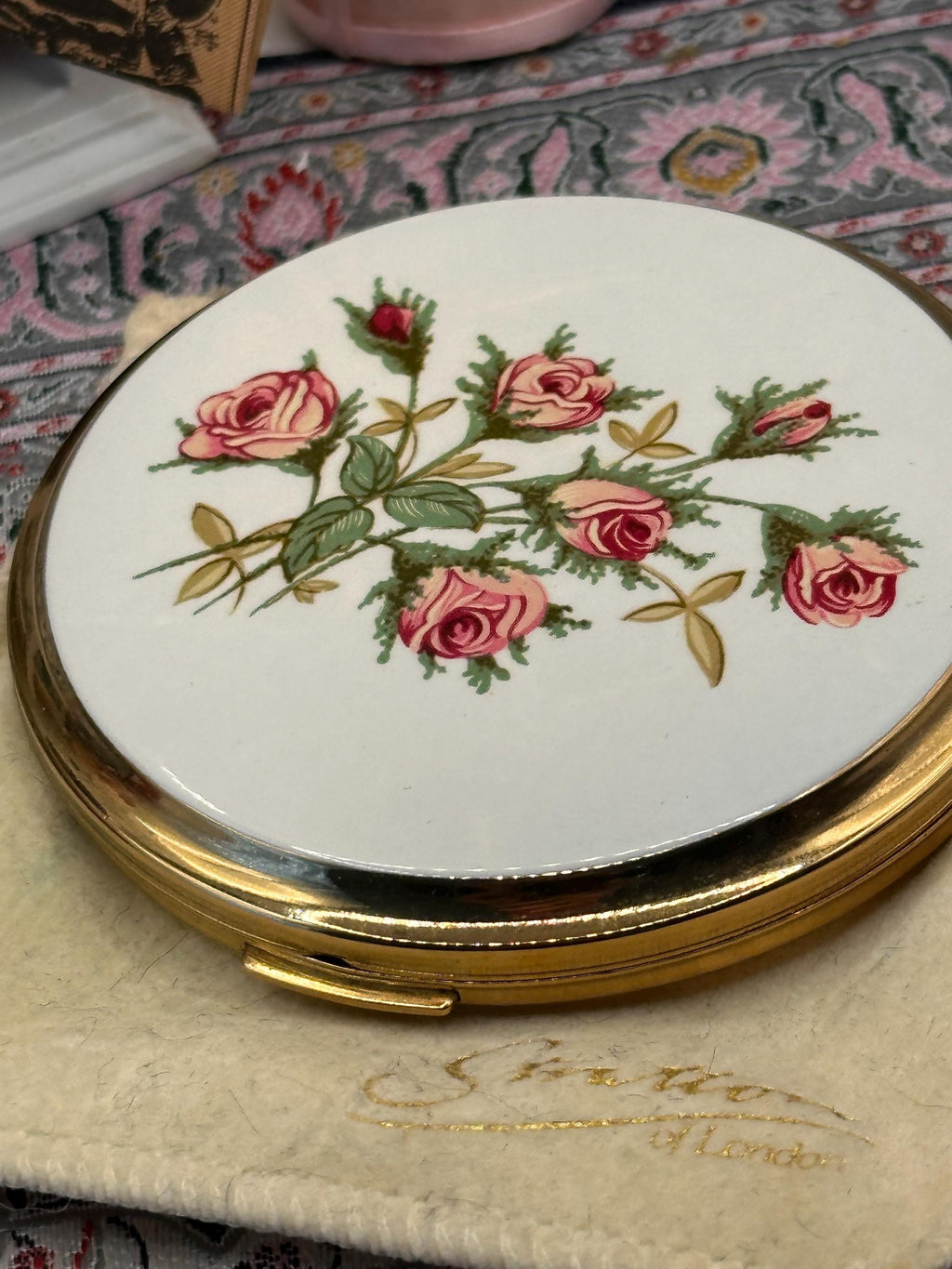 Vintage Stratton Powder Compact – Pink Rose Design – 8cm Compact Mirror – With Original Puff, Sifter & Pouch – Made in England