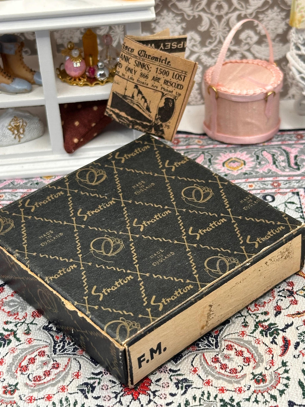 Vintage Stratton Slimline Powder Compact with Original Box & Pouch, Gold Tone Starburst Compact, Made in England