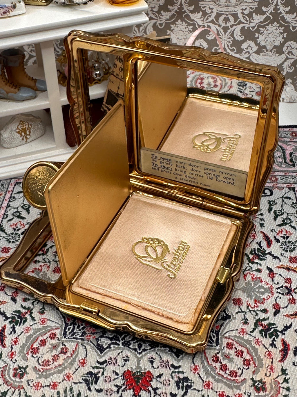 Vintage Stratton No 2 Powder Compact, Black and Gold Snowflake Design, Stratton Convertible Compact, Mid Century Vanity Compact, Collectible