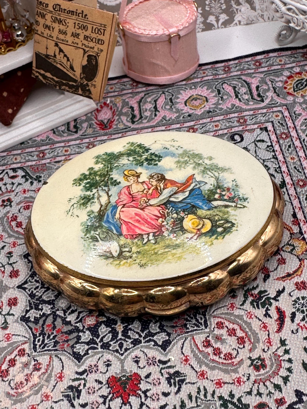 Vintage Kigu Musical Powder Compact – Romantic Courting Scene Enamel Compact – Gold Tone Vanity Compact – Working Musical Compact – 1950s