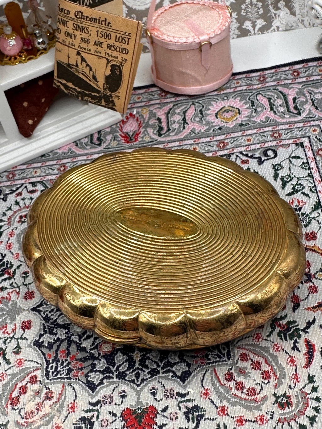 Vintage Kigu Musical Powder Compact – Romantic Courting Scene Enamel Compact – Gold Tone Vanity Compact – Working Musical Compact – 1950s