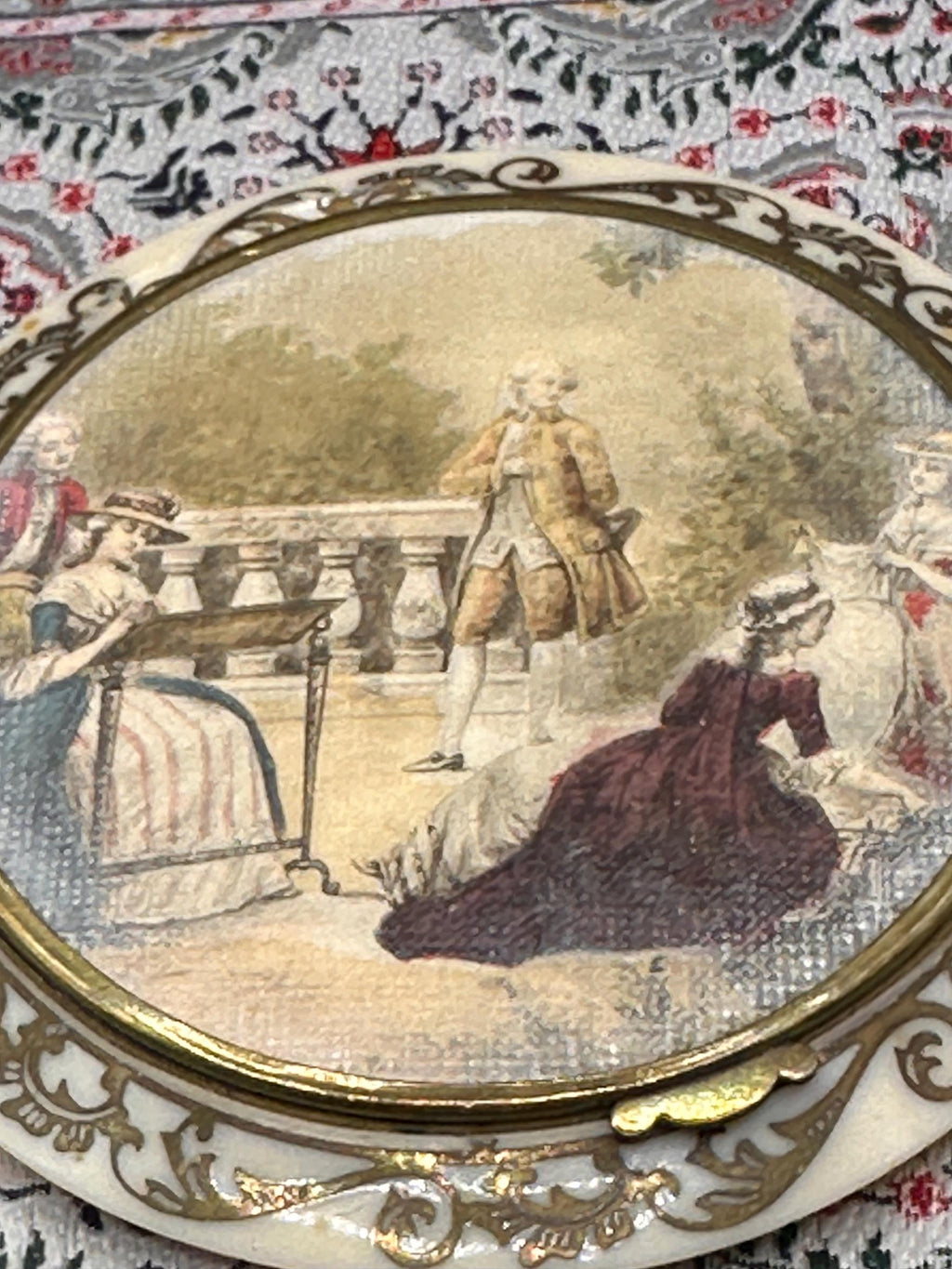 Vintage Celluloid Powder Compact Romantic Courting Scene Compact Mirror Vanity Compact 8.5cm
