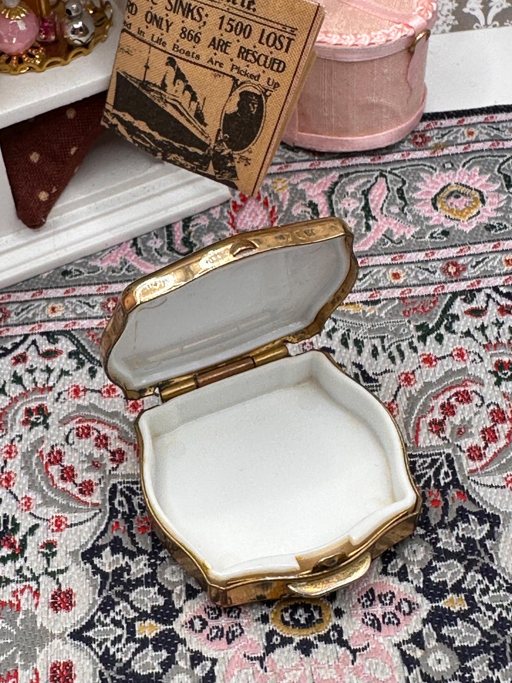 Vintage Stratton Pill Box Bird Design Trinket Box Gold Tone Vanity Box Made in England