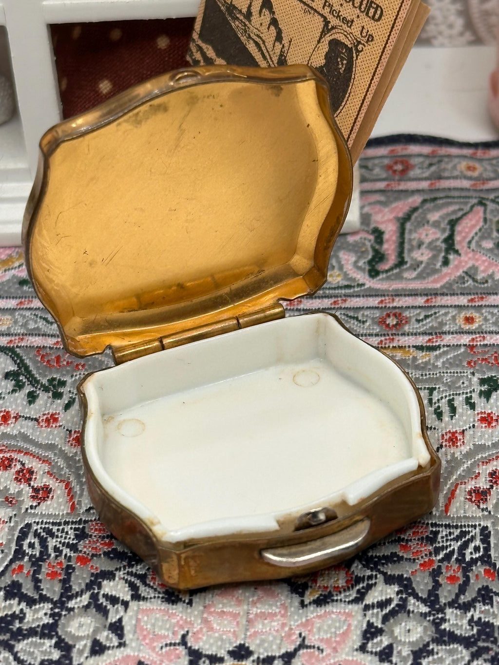 Vintage Stratton Pill Box Goldfinch Bird Design Trinket Box Vintage Vanity Box Made in England