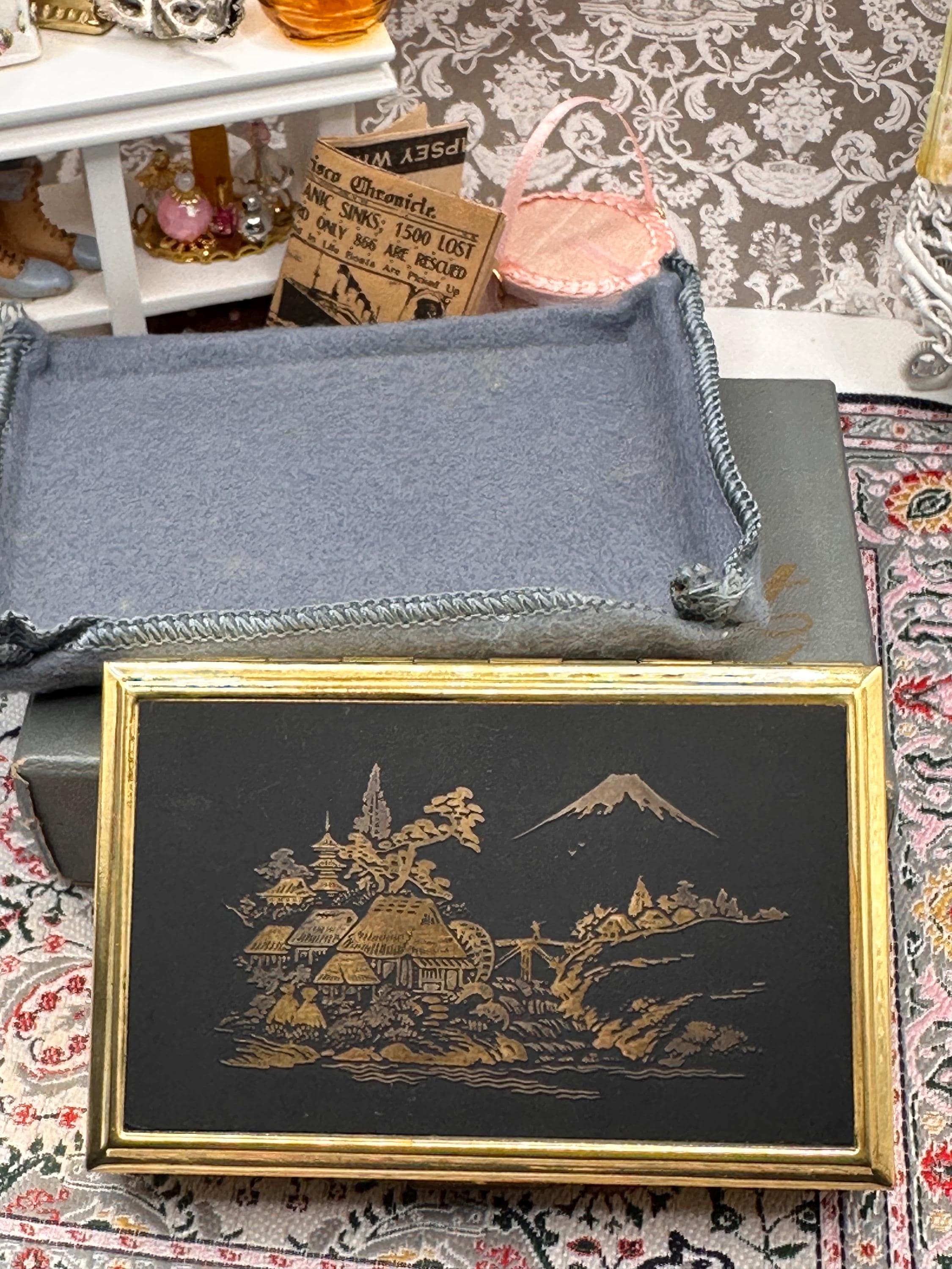 Vintage Clover Musical Powder Compact with Original Box, Pouch & Puff – Sankyo Movement – Japanese Scenic Design