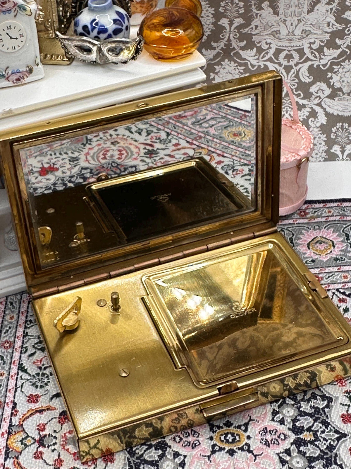 Vintage Clover Musical Powder Compact with Original Box, Pouch & Puff – Sankyo Movement – Japanese Scenic Design