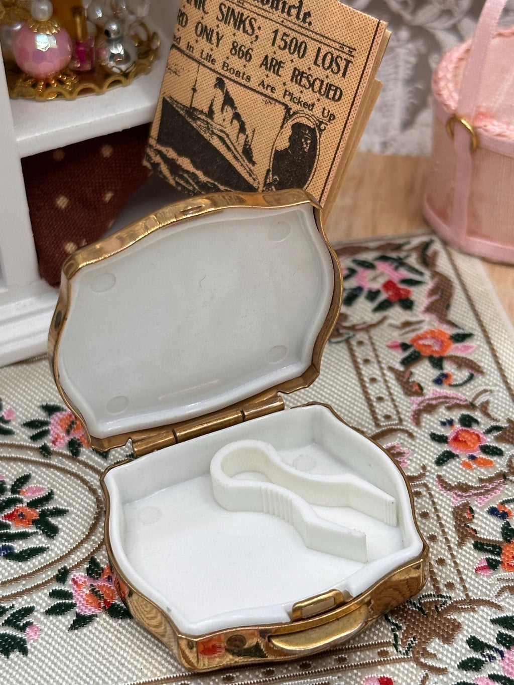 Vintage Stratton Pill Box Gold Tone Vanity Accessory Compact Tablet Holder Made in England