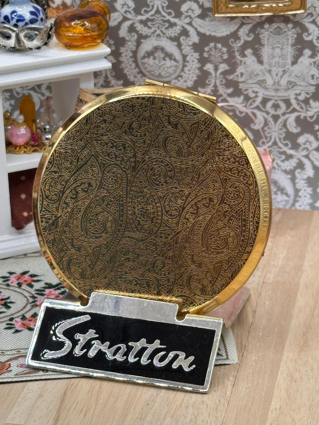 Vintage Stratton Gold Tone Powder Compact with Original Box, Pouch & Sifter – Paisley Engine Turned – Made in England