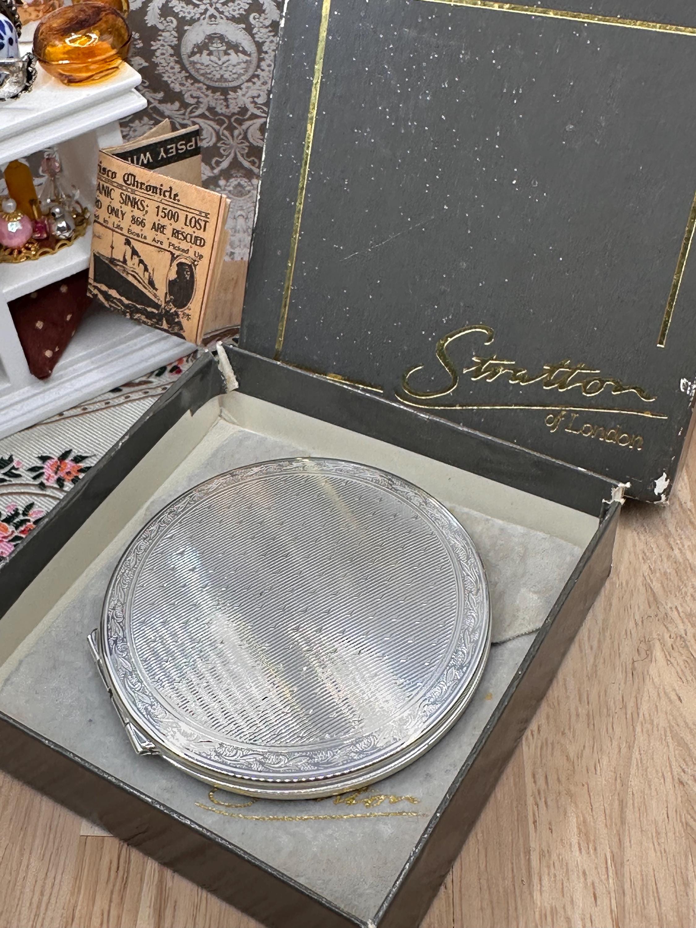 Vintage Stratton Silver Plated Powder Compact with Original Box & Pouch – Engine Turned Finish – 1950s English Vanity Collectible
