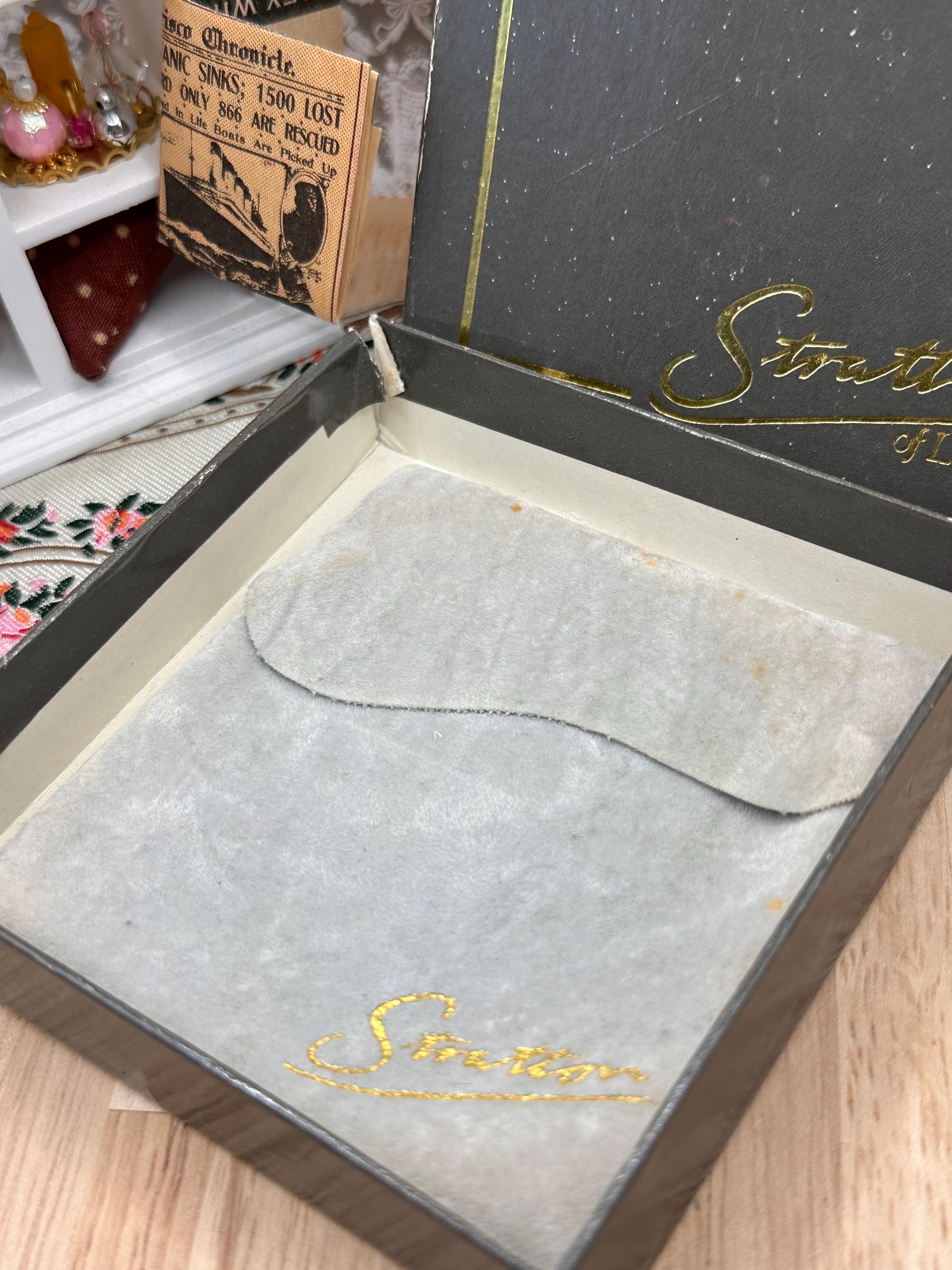 Vintage Stratton Silver Plated Powder Compact with Original Box & Pouch – Engine Turned Finish – 1950s English Vanity Collectible