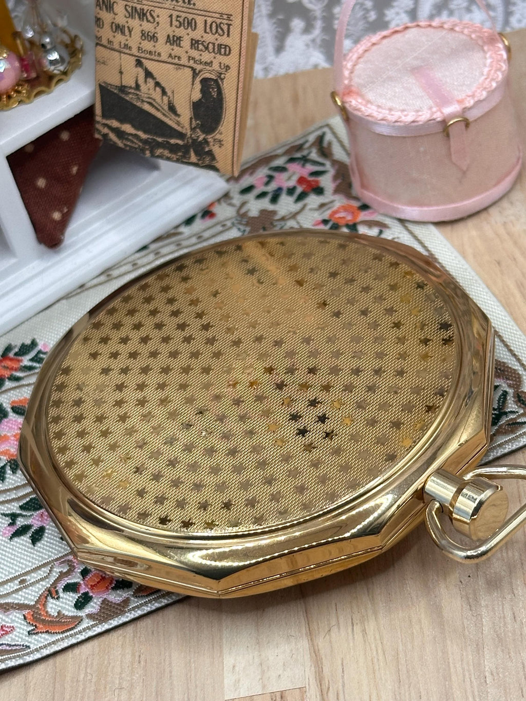 Vintage Stratton Novelty Fob Watch Powder Compact with Original Box – Rhinestone Wreath – Gold Tone Convertible Compact – Made in England